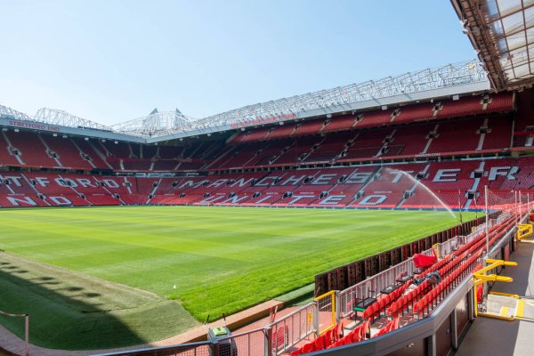 Turf Special Guard 🧄! Post: Manchester United uses garlic to care for the turf at Old Trafford Stadium