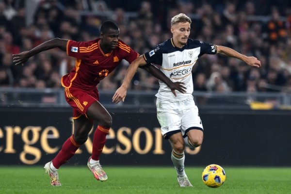 Reporter: Tottenham Manchester United asked about Roma s central defender Ndika s transfer fee was about 40 million euros