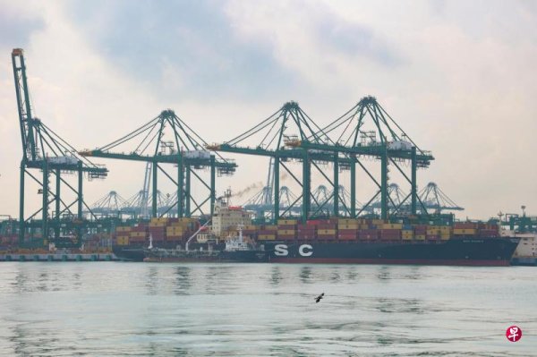 Non-oil exports turned from rising to falling, down 3.5% year-on-year in May