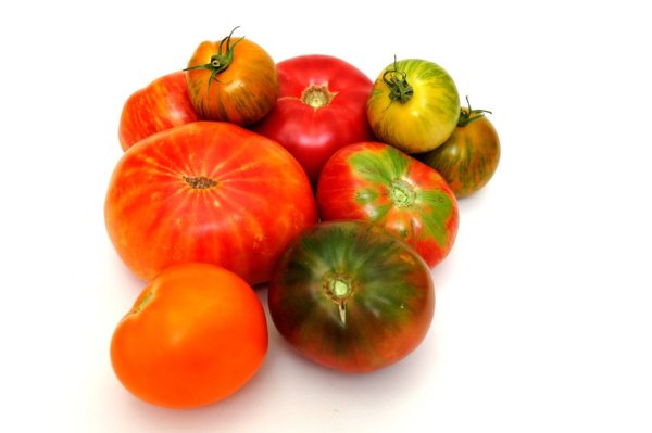 Are the nutrients of small tomatoes different from large tomatoes? Which one should I choose for raw or cooked food?