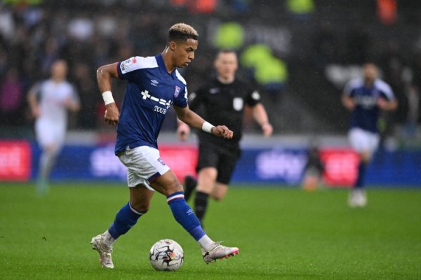 Mirror: Many teams pay attention to Yizhen midfielder Hutchinson, and the Blues have 25% of the player s second-to-second turnover