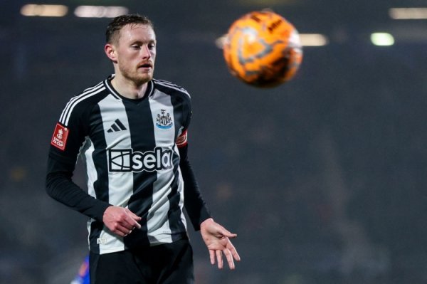 Reporter: Leeds United quotes 12 million pounds for Newcastle midfielder Longstaff, waiting for the other party to respond