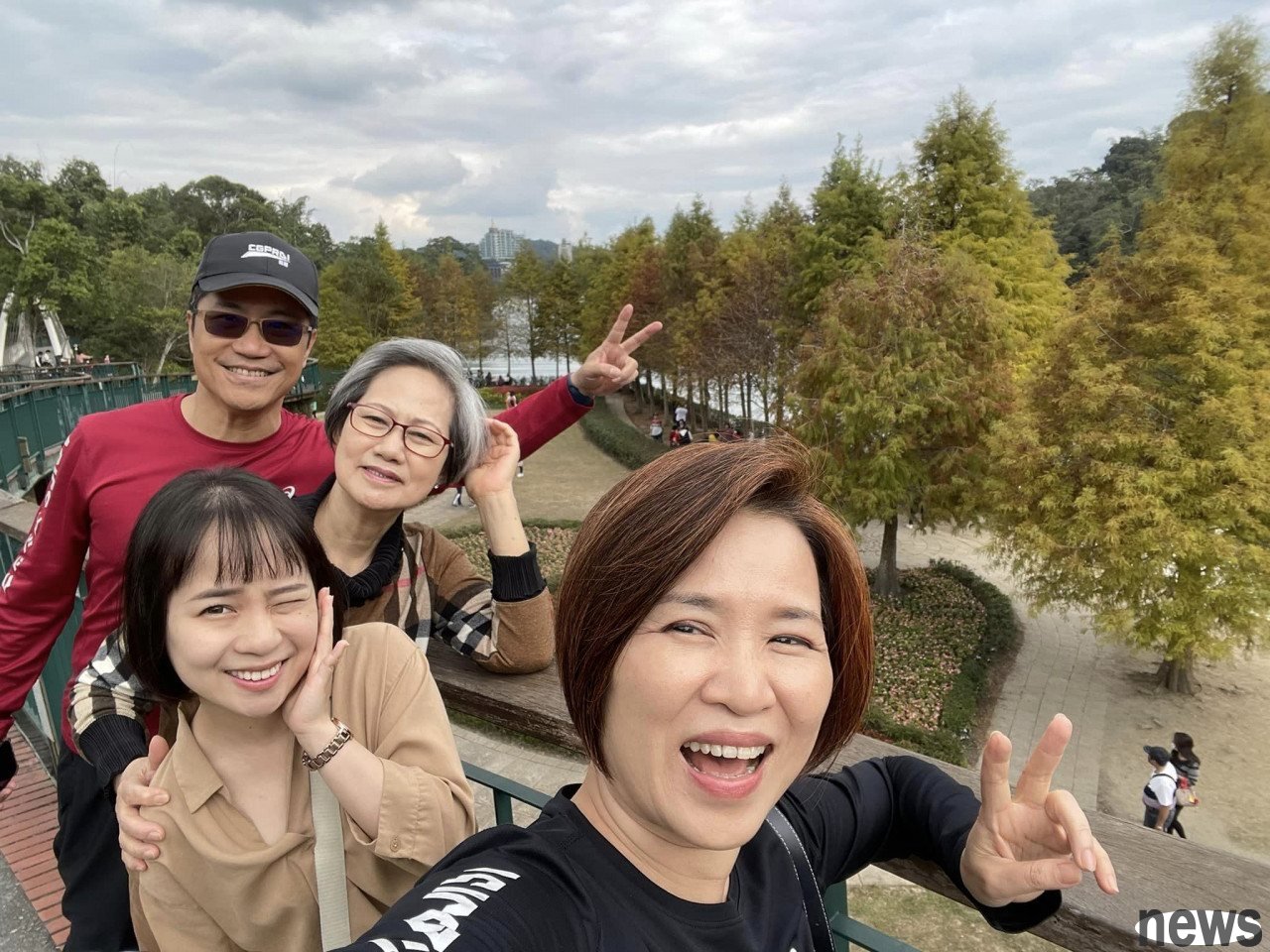 ▲楊月娥與婆婆（左2）感情很好，一家人赴日月潭旅遊時拍攝。（圖／翻攝自楊月娥粉絲專頁）
 
