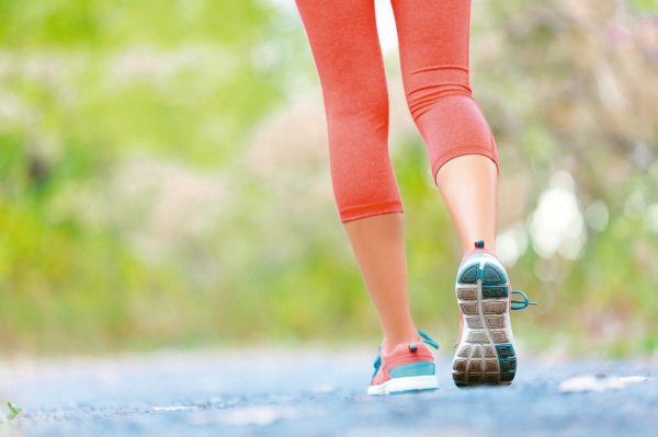 What is the difference between walking, brisk walking and jogging? Therapist teaches you how to walk so as not to cause any movement damage