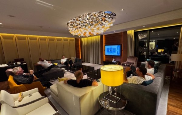 miserable! Manchester United legends such as Ferdinand Rooney watched the Manchester City derby in the hotel, but Manchester United was beaten