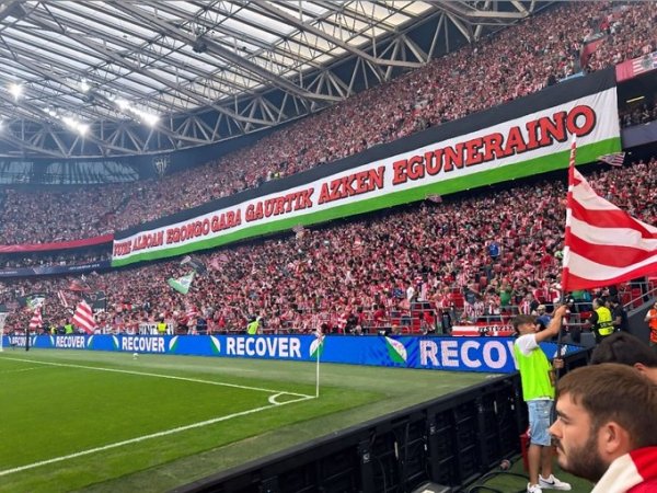In the match against Arsenal, Bilbao fans  competitive stands played a banner supporting Palestinian