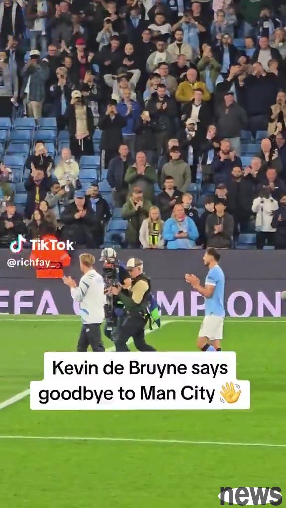 King Etihad is back! De Bruyne circled around the field after the game and applauded Manchester City fans 👋