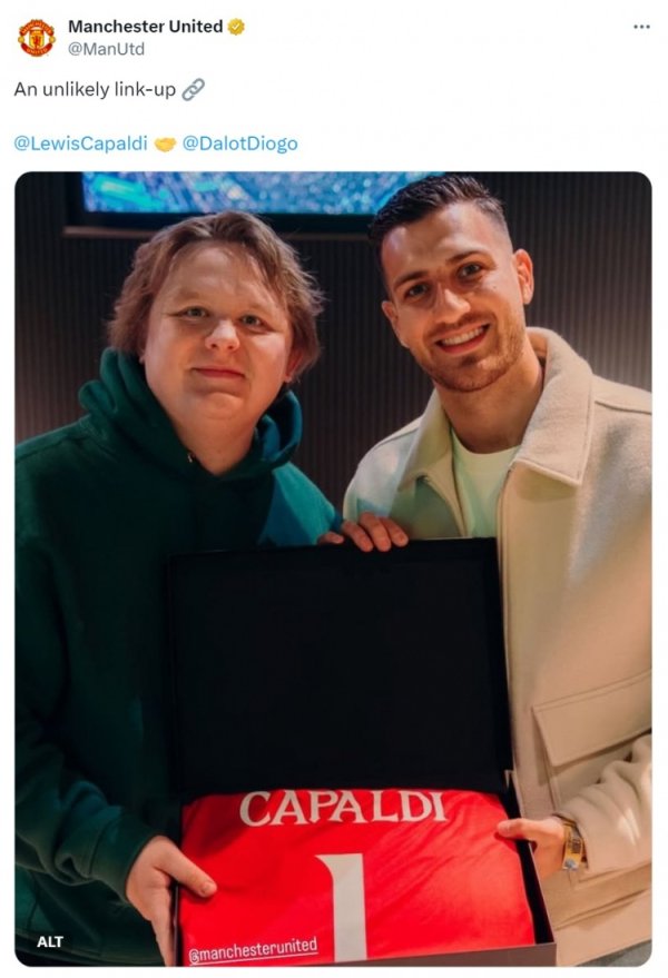 Manchester United media posted a photo of Dalot and singer Capaldi, who was given a Manchester United jersey