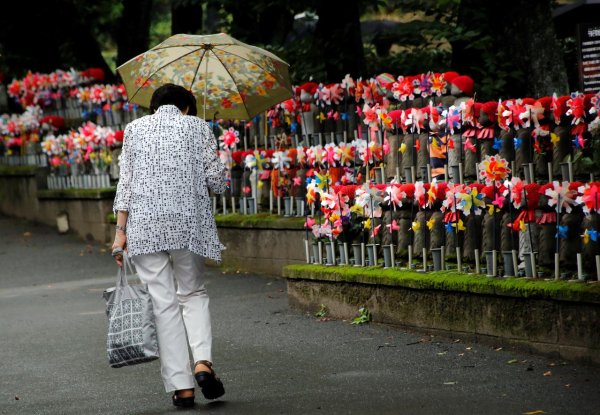 Live in an old apartment without elevators and climb the fourth floor every day to enjoy it! 90-year-old found the fun of living alone