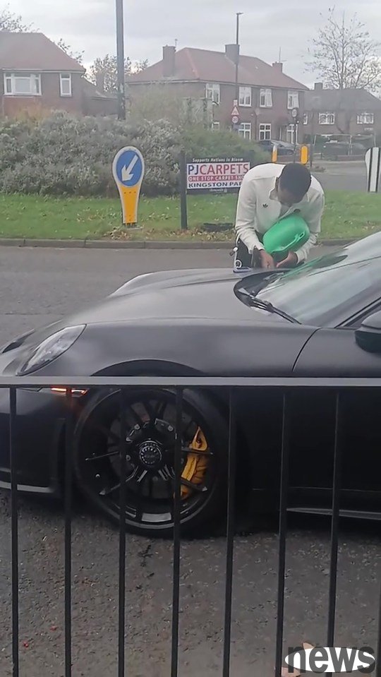 People are on the road 😂Willock s 200,000 Porsche broke down just a few hundred meters away from the Newcastle parking lot because it ran out of fuel.