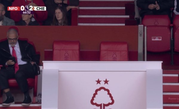 I can’t stand it anymore 😡Forest conceded 2 goals in 3 minutes, and the owner in the stands left the game, leaving empty seats