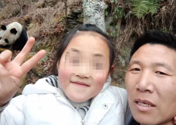 Sichuan villagers encounter giant pandas when they go up the mountain and take a photo of them together