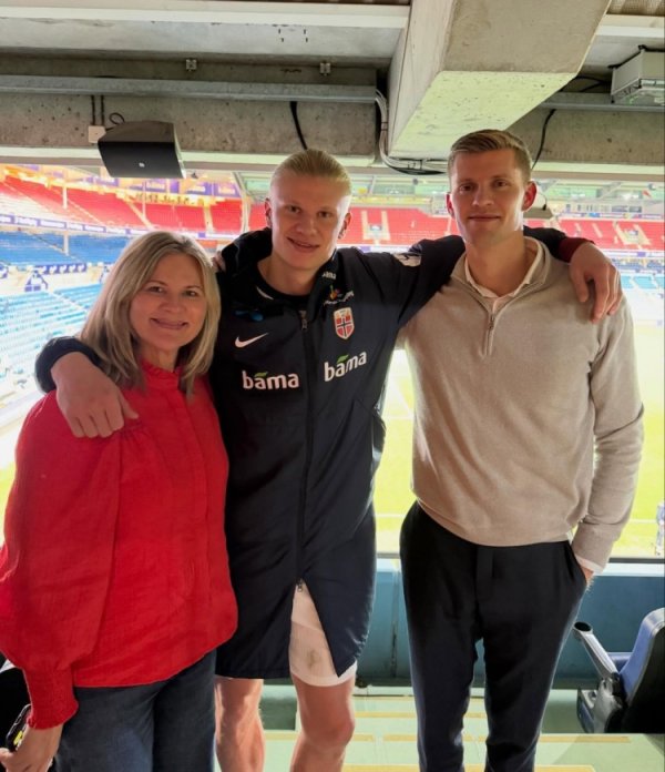Haaland posted a photo with his mother and brother on social media: the boss, me and my brother